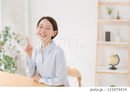 リビングで微笑む女性 133879454