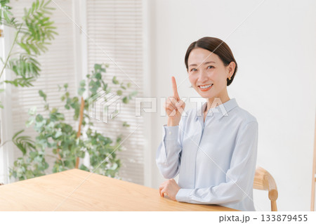 リビングで微笑む女性 リビングで微笑む女性 133879455