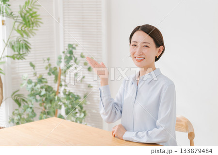 リビングで微笑む女性 リビングで微笑む女性 133879484