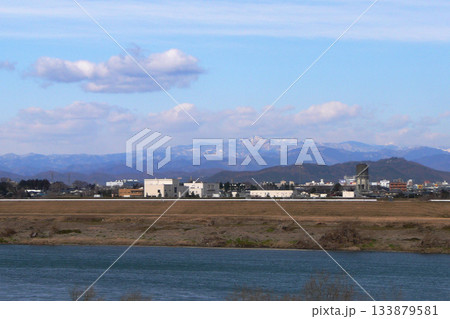 埼玉県：利根川の刀水橋からの山並みと太田市側の風景／熊谷市妻沼 133879581