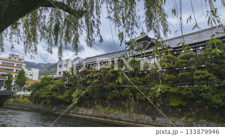 伊東・東海館と川沿いに揺れる柳の景観 133879946