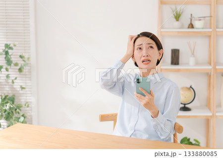 驚く表情の女性 驚く表情の女性 133880085