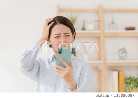 驚く表情の女性 驚く表情の女性 133880087