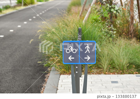 自転車道路と歩道 自転車道路と歩道 133880137
