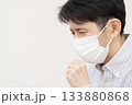 咳をするミドル男性 インフルエンザ 咳をするミドル男性 インフルエンザ 133880868