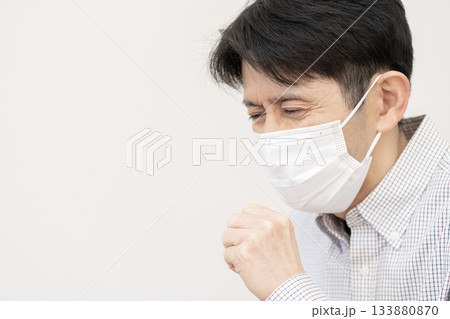咳をするミドル男性　インフルエンザ 133880870
