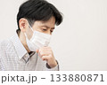 咳をするミドル男性 インフルエンザ 咳をするミドル男性 インフルエンザ 133880871