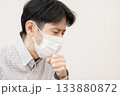 咳をするミドル男性 インフルエンザ 咳をするミドル男性 インフルエンザ 133880872
