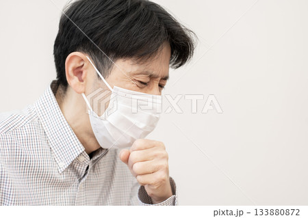 咳をするミドル男性　インフルエンザ 133880872