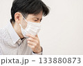 咳をするミドル男性 インフルエンザ 咳をするミドル男性 インフルエンザ 133880873