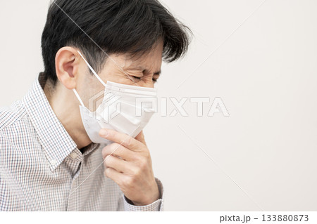 咳をするミドル男性　インフルエンザ 133880873