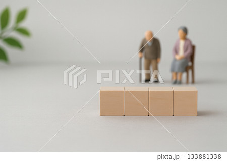 高齢者とウッドブロックを用いた介護・福祉をイメージしたミニマル背景 133881338
