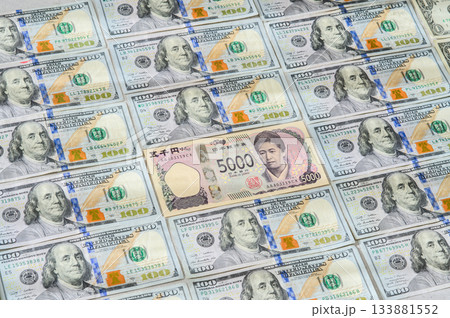 日本円5000円札を中心に配置した米100ドル紙幣の斜めショット・全体くっきり 日本円5000円札を中心に配置した米100ドル紙幣の斜めショット・全体くっきり 133881552