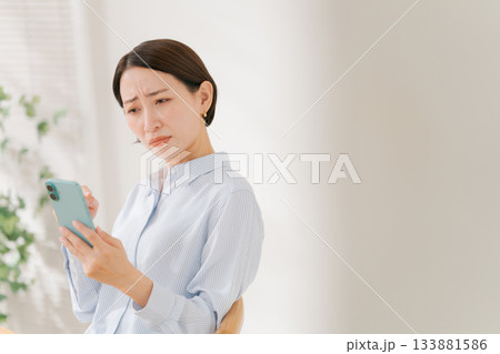 スマホを持つ40代女性 133881586