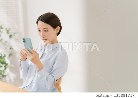 スマホを持つ40代女性 133881717