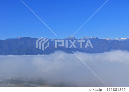雲海に浮かぶ初冬の北アルプス 133881865