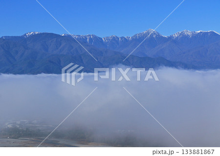 雲海に浮かぶ初冬の北アルプス 133881867