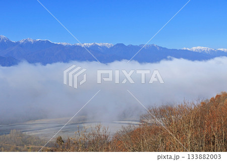 雲海に浮かぶ初冬の北アルプス 133882003
