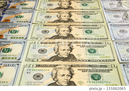 米20ドル紙幣を斜めアングルで並べたくっきり構図 133882065