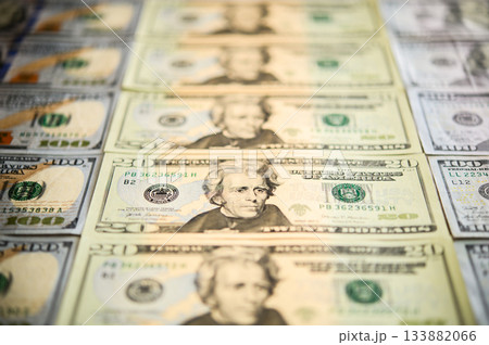 米20ドル紙幣を斜めアングルで並べたぼかし構図 133882066