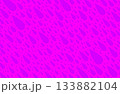 派手な蛍光パッションピンク色背景に視認性の低い不規則な紫色の水滴が降りそそぐイメージ。 133882104
