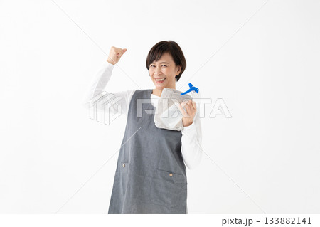 エプロン姿の女性 エプロン姿の女性 133882141