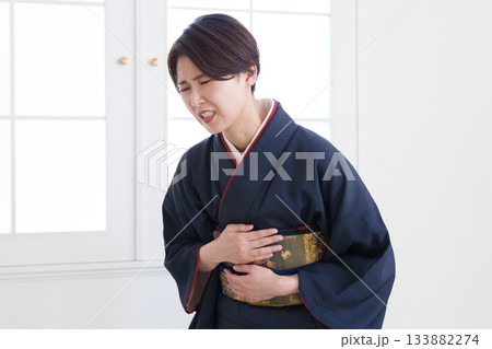 着物の帯が苦しい女性 着物の帯が苦しい女性 133882274