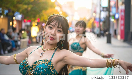 魅惑と笑顔があふれるベリーダンサーのイメージ 16:9サイズ 133883357