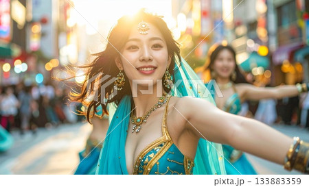 魅惑と笑顔があふれるベリーダンサーのイメージ 16:9サイズ 133883359