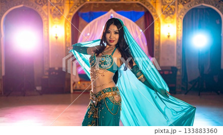 魅惑と笑顔があふれるベリーダンサーのイメージ 16:9サイズ 133883360
