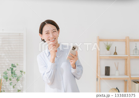 スマホを持つ40代女性 133883375