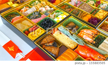 おせち料理の重箱と正月の豪華な盛り合わせ 133883505