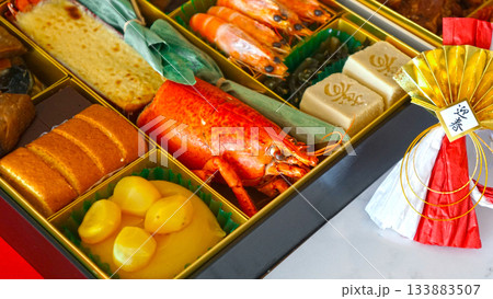 おせち料理の重箱と正月の豪華な盛り合わせ 133883507