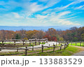 秋晴れの空の下、観光牧場からの素晴らしい眺望 133883529