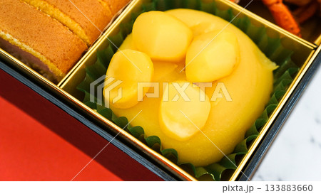 おせち料理の栗きんとんのアップと正月 133883660