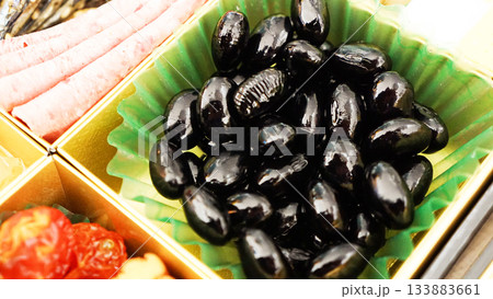 おせち料理の黒豆のアップと正月 おせち料理の黒豆のアップと正月 133883661