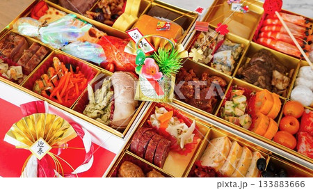 おせち料理の重箱と正月の豪華な盛り合わせ 133883666