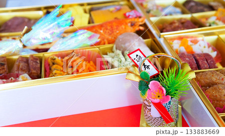 おせち料理の重箱と正月の豪華な盛り合わせ 133883669