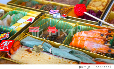 おせち料理の重箱と正月の豪華な盛り合わせ おせち料理の重箱と正月の豪華な盛り合わせ 133883671