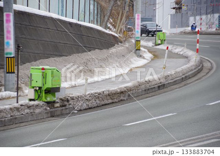 道路施設　坂道に設置された凍結防止剤散布装置 133883704
