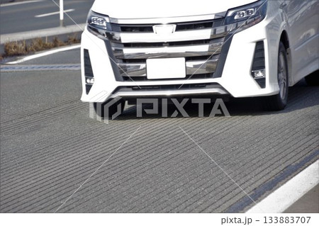 道路施設 路面に施されたグルービング工法の縦溝 道路施設 路面に施されたグルービング工法の縦溝 133883707