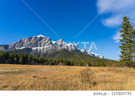 晩秋のクワリー・レイク・パークと雪を頂いたランドル山。キャンモア、アルバータ州、カナダ 晩秋のクワリー・レイク・パークと雪を頂いたランドル山。キャンモア、アルバータ州、カナダ 133883735