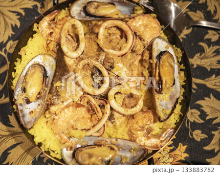 魚介が香る彩り豊かなパエリアの食卓 魚介が香る彩り豊かなパエリアの食卓 133883782