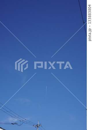 青空に伸びる飛行機雲 133883804