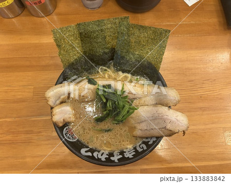 横浜家系ラーメン　辻田家  鶴田店　がぶりつきチャーシューメン 133883842