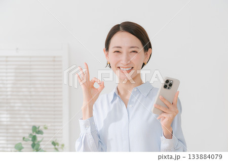 スマホを持つ40代女性 スマホを持つ40代女性 133884079