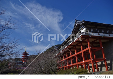 基山町　本福寺　清水の舞台のような観音堂と五重 133884154