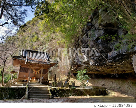 矢部村　八女津媛神社　本殿と神の窟 133884385