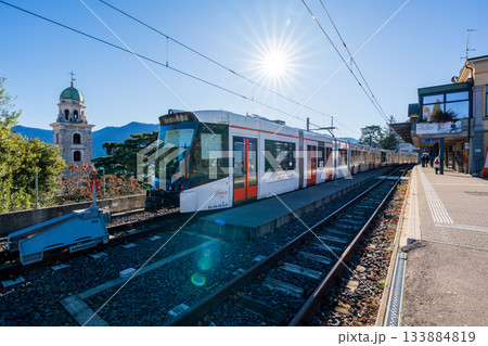 FLP鉄道の駅と列車。ルガーノ, ティチーノ州, スイス FLP鉄道の駅と列車。ルガーノ, ティチーノ州, スイス 133884819