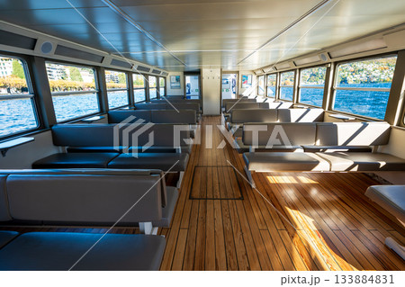 ルガーノ湖のフェリー船内と座席からの眺め。ルガーノ、ティチーノ州、スイス 133884831